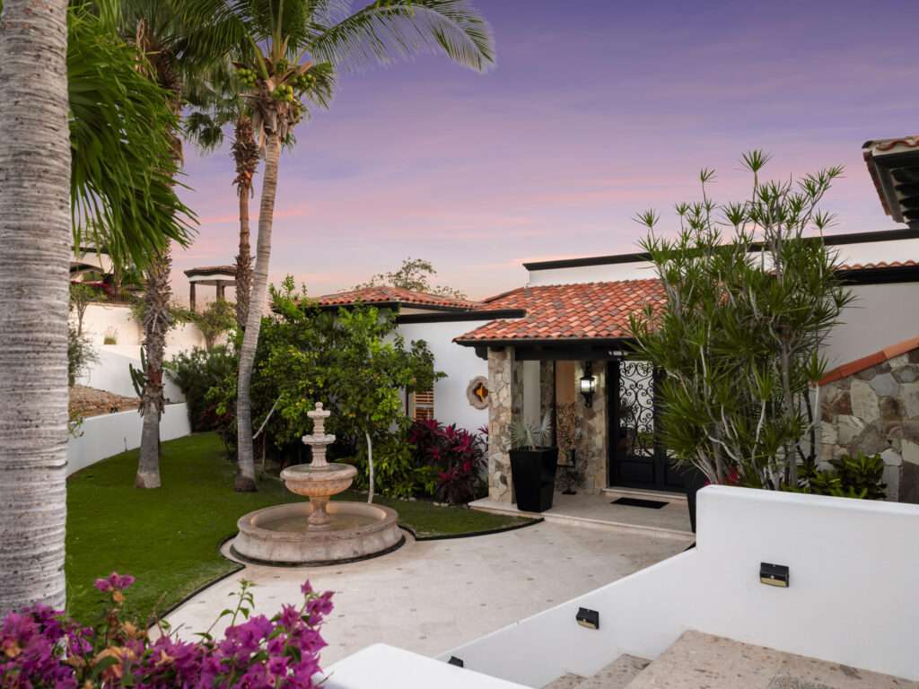 Cabo Luxury Fundadores Experience the pinnacle of coastal living at Casa Bokke, a stunning contemporary estate perched directly on the 4th hole of the Jack Nicklaus Signature Ocean Course. This residence perfectly balances the lush greens of world-class golf with unobstructed, ocean – 99 Padre Salvatierra, San Jose del Cabo, BS
