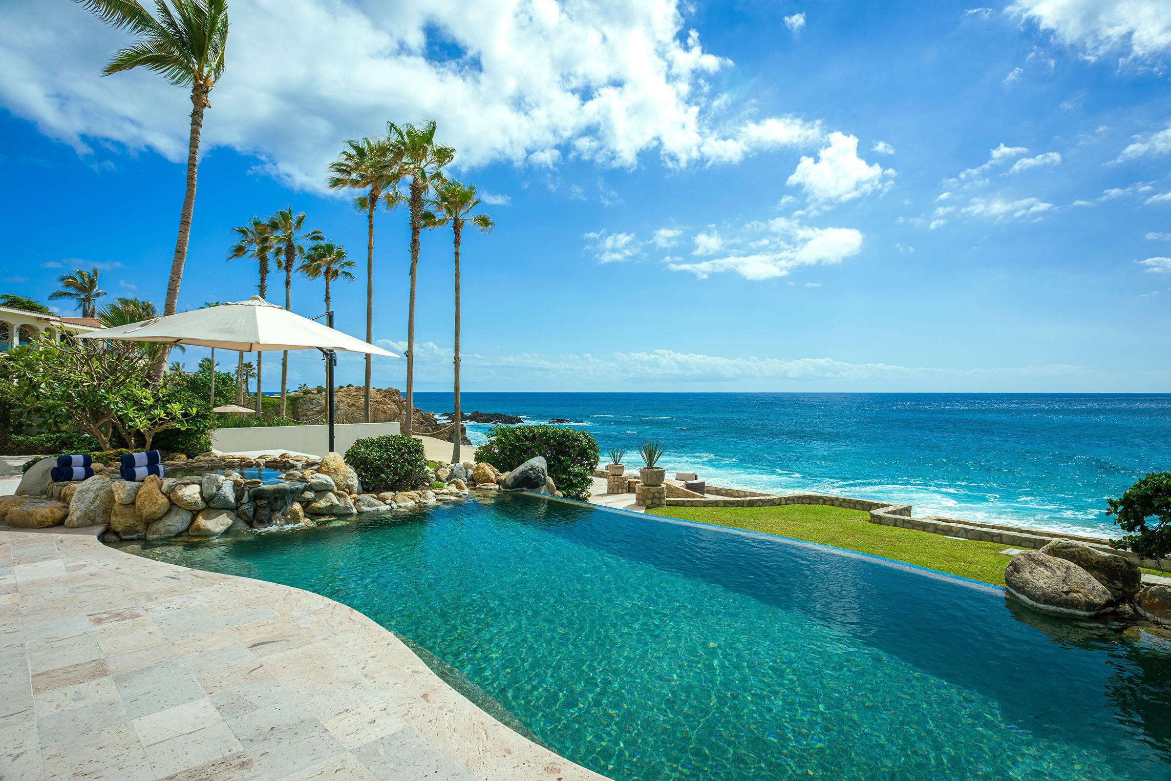 Cabo Luxury Section 18- Horizontes A stunning entry flanked on both sides by art display walls sets the tone for this contemporary masterpiece located in the Private Golf and Beach community of Querencia. Thoughtful architecture helps create a seamless transition from indoor to outdoor spaces complete with a resort style pool, lush landscaping, fire pit plus double sided fireplace, outdoor bar and full pool bath with shower. This beautifully furnished home has 4 bedrooms,6.5 baths which includes a one of a kind master-bedroom suite with his and her baths and a designers dream closet that could easily convert back to the original 5 bedroom floor plan. Completed in 2023, this almost new smart home features the latest technology and top of the line appliances, plus a full house solar system and hurricane shutters. – Casa Edwards Too, San Jose Corridor, San Jose Corridor, BS