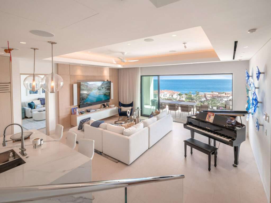 Cabo Luxury Cove Club Bungalow 10 in the gated Cove Club offers 4 bedrooms and 4 bathrooms with an open-concept design that seamlessly connects the kitchen, dining, and living areas to an expansive outdoor terrace. Ideal for entertaining and indoor-outdoor living. Enjoy sweeping, unobstructed – Bungalow, Cabo Corridor, BS