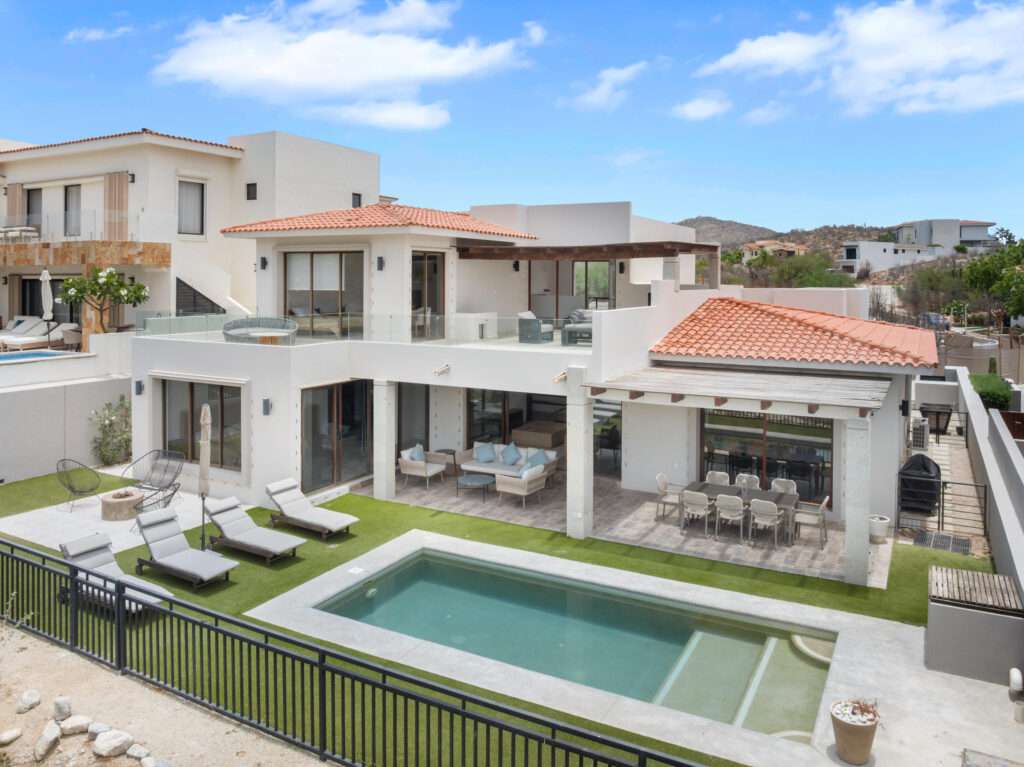 Cabo Luxury Los Valles An exceptional opportunity in the exclusive Los Valles community at Club Campestre San José. Perfectly positioned just steps from the iconic 17th green and only a few yards from the signature 18th hole, this beautifully furnished residence offers stunning golf course – Los Valles, San Jose del Cabo, BS